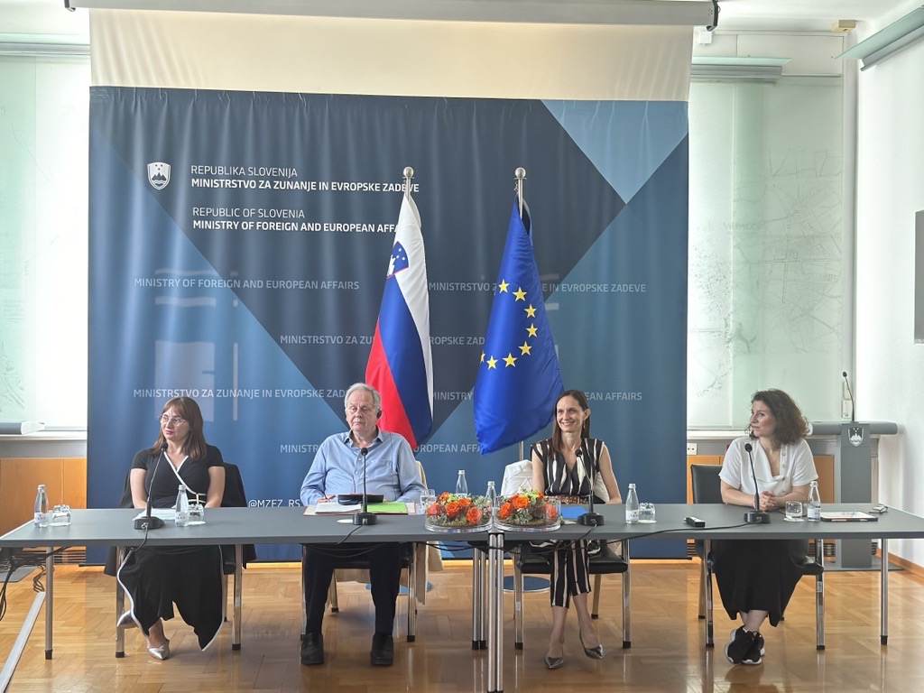 Pobuda SIT DOWN s sporočilom o miru in strpnosti